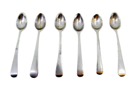 Conjunto de seis colheres de café em prata lisa.